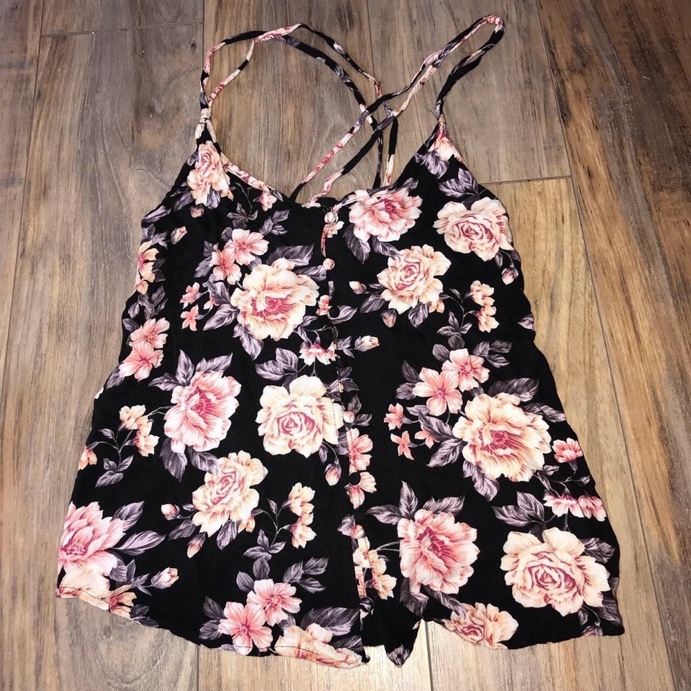 super cute floral top!